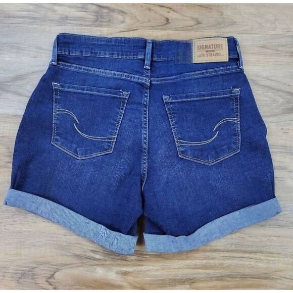 ☔️🔸️Levi's Blue Midrise Rolled Cuff Denim Shorts Size 2/26 - Picture 2 of 7